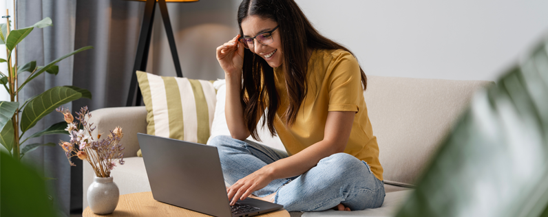 Grow your email list blog header woman working on growing her email list
