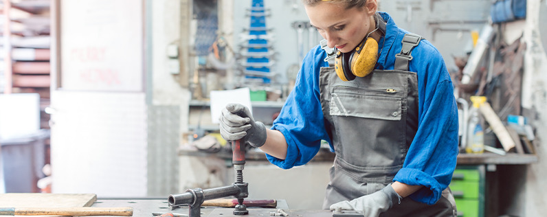 Blog header how to market a manufacturing company