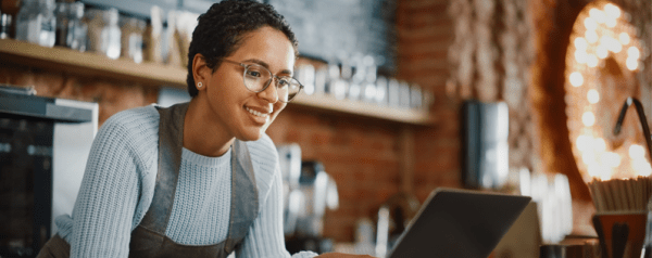 Shop owner working on abandoned cart recovery emails