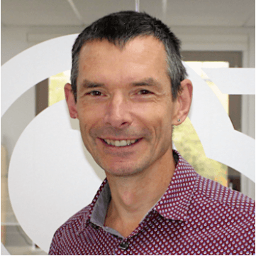 Headshot of digital marketing specialist Dave Chaffey smiling.