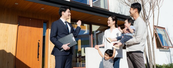 A real estate agent talks to satisfied clients.